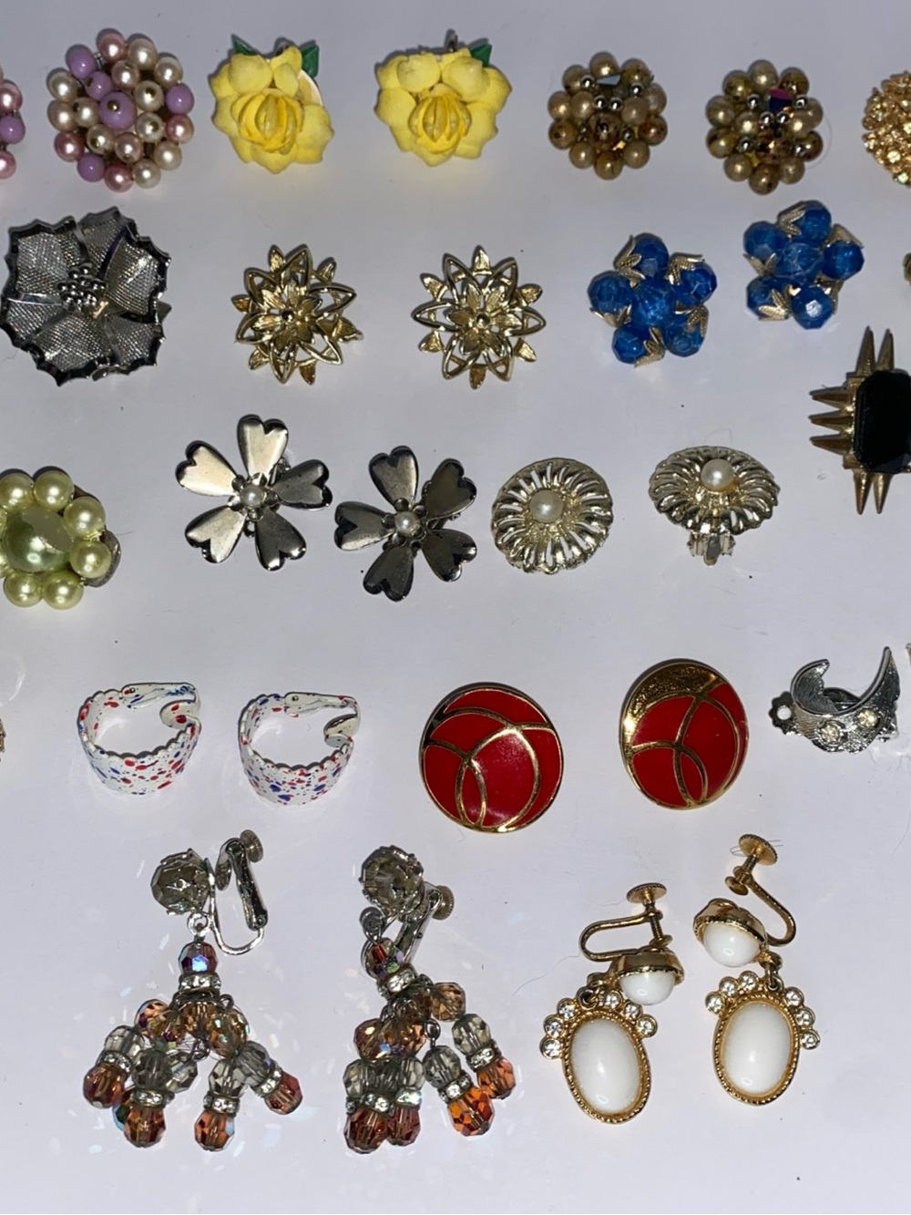 LOT OF 18 PAIR VINTAGE CLIP ON EARRINGS FAUX PEARL TURQUOISE ENAMEL FLOWERS